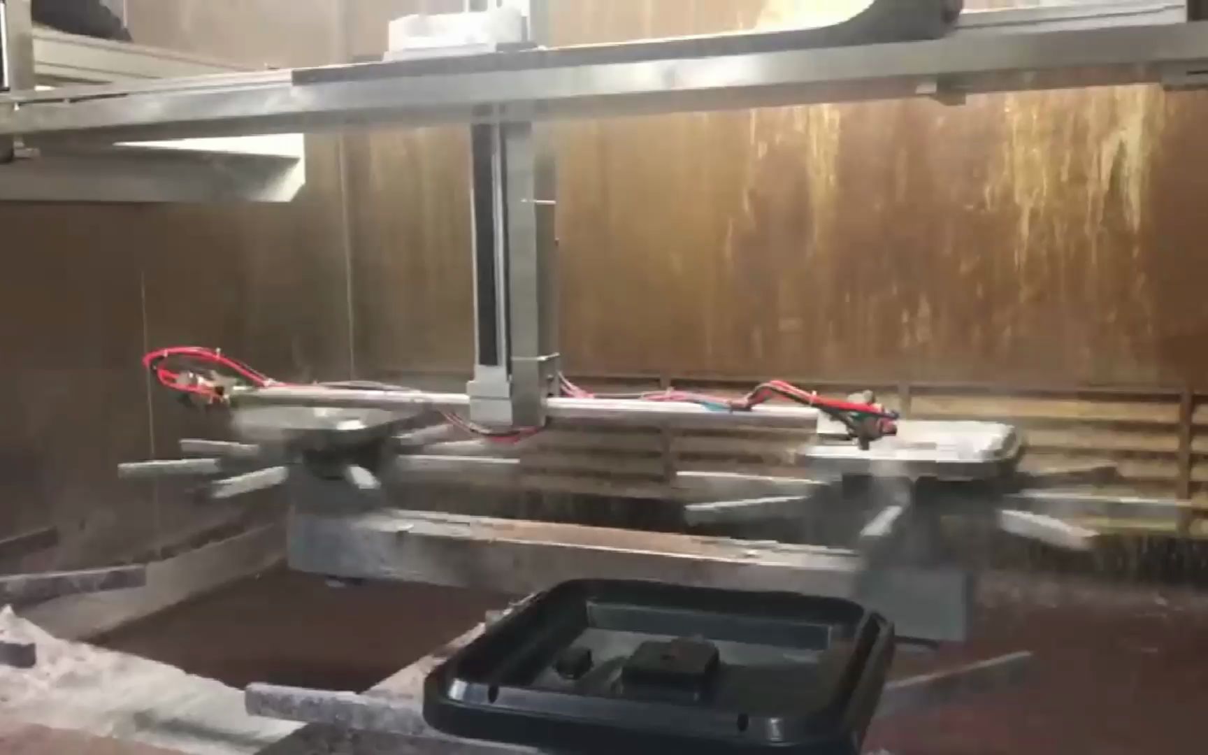 往复机旋转喷五金产品